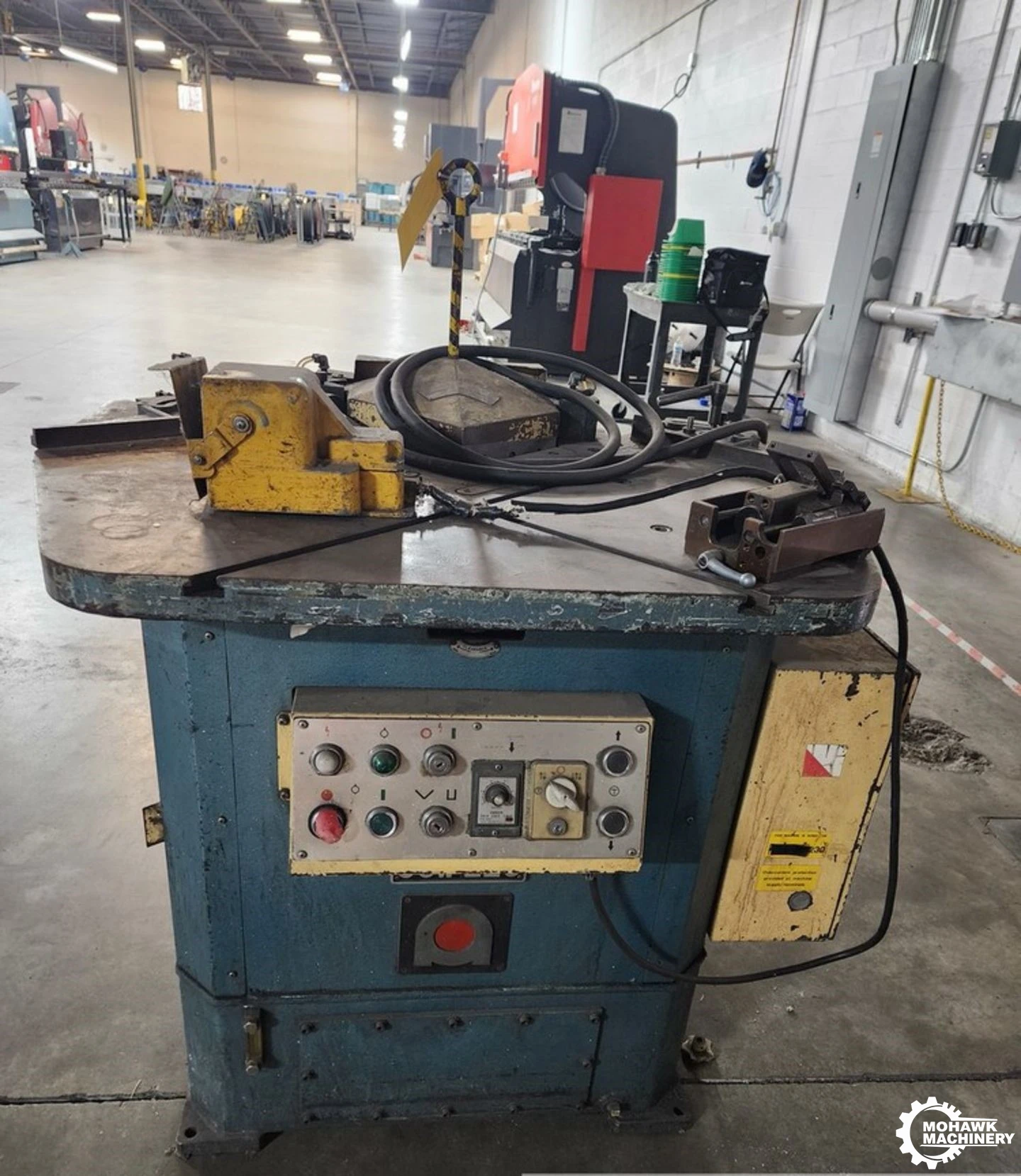 8-5/8" x 8-5/8" AMADA "CSW-220" HYDRAULIC CORNER & EDGE NOTCHER w/8 TON CAPACITY - FOOT PEDAL CONTROL