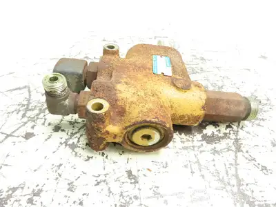Char-Lynn 606-1326-002 Hydraulic Valve off of a Caterpillar M50DP Forklift