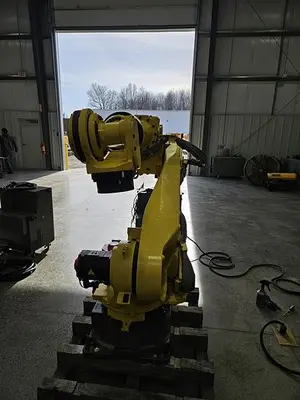 USED 2015 FANUC R-2000IC/210F