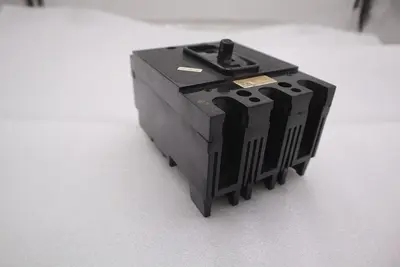 ITE CIRCUIT BREAKER EE3B015 15 AMP 3 POLE 240 VAC 125/250 VDC STOCK B-616