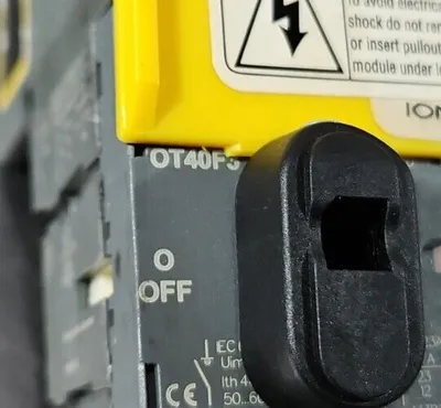 Bussmann Optima OPM-1038RSW Fuse Holder With ABB OT40F3. 3A-20