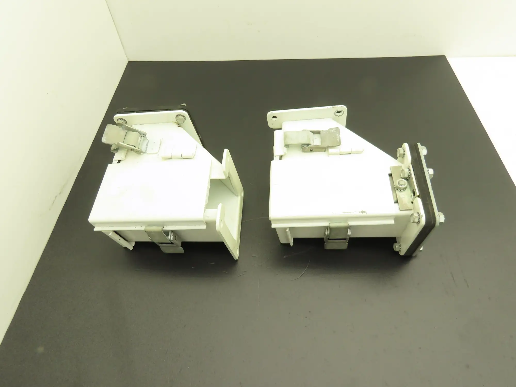 Hoffman F22LE9A Lay In Wireway 2.5" By 2.5" 90° Elbow Cable Management Lot of 2