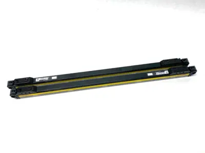 USED KEYENCE FLAT TYPE LIGHT CURTAIN SET, 20-BEAM AXES, RECEIVER & TRANSMIT.