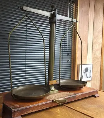 2899-385 Antique H. Kohlbusch Balance Beam Scale with Set of Weights Circa 1890