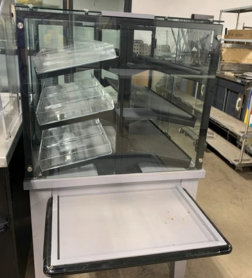 72-0256 32” Bakery Case