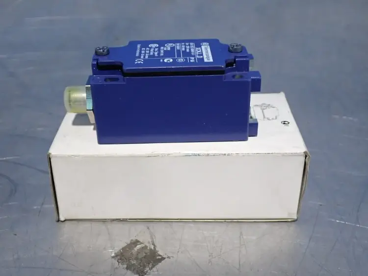 Used TELEMECANIQUE ZCKJ1D Relays & Switches Ohio US | HGR 24 #911943