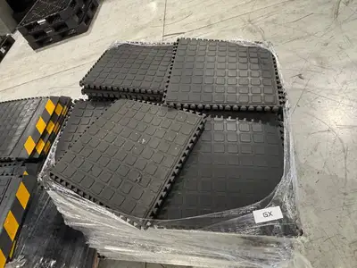 USED 2ND SHIFT LOT OF 400 FLOOR TILES, COMBINATION OF CENTERS AND EDGE PIECES.