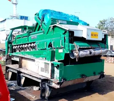 (3) Derrick DP-628 VE dual pool shale shakers.