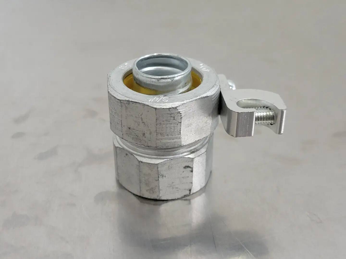 3/4" Straight Liquid Tight Connector w/ Ground Lug (Bag of 4)