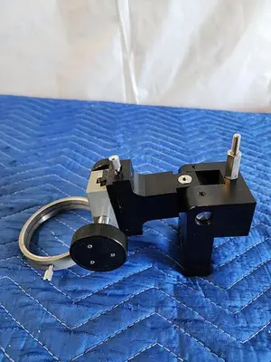 MICROSCOPE FOCUSING MOUNT