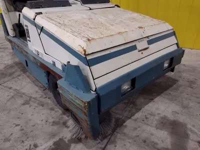 TENNANT MODEL #360 POWERED FLOOR SWEEPER: STOCK #21128