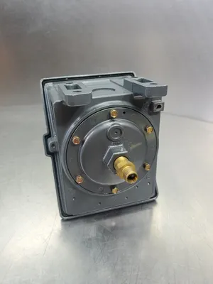 United Electric Controls J400 Model 451 Pressure Switch, 225 Max PSI. 6E-18
