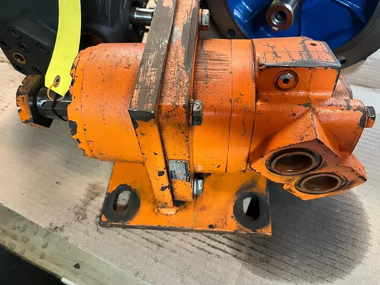Used CHAR-LYNN 113-1072-005 Motors (misc) | Surplus Asset Holdings #1204766