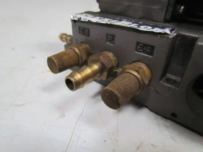 Numatics 6 station flexiblock w/(4) 082SS425K solenoid valves (1) 082SA43AK