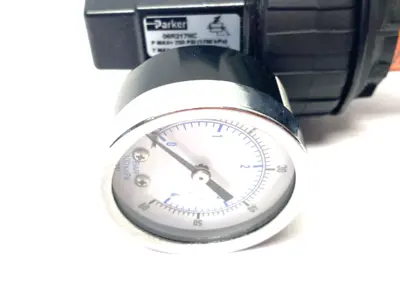 USED PARKER COMPACT REGULATOR, 1/4" PORTS, W/ GAUGE
