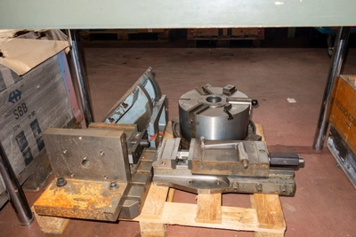 Angle plates, vices and chucks, price between €275-€750 per piece