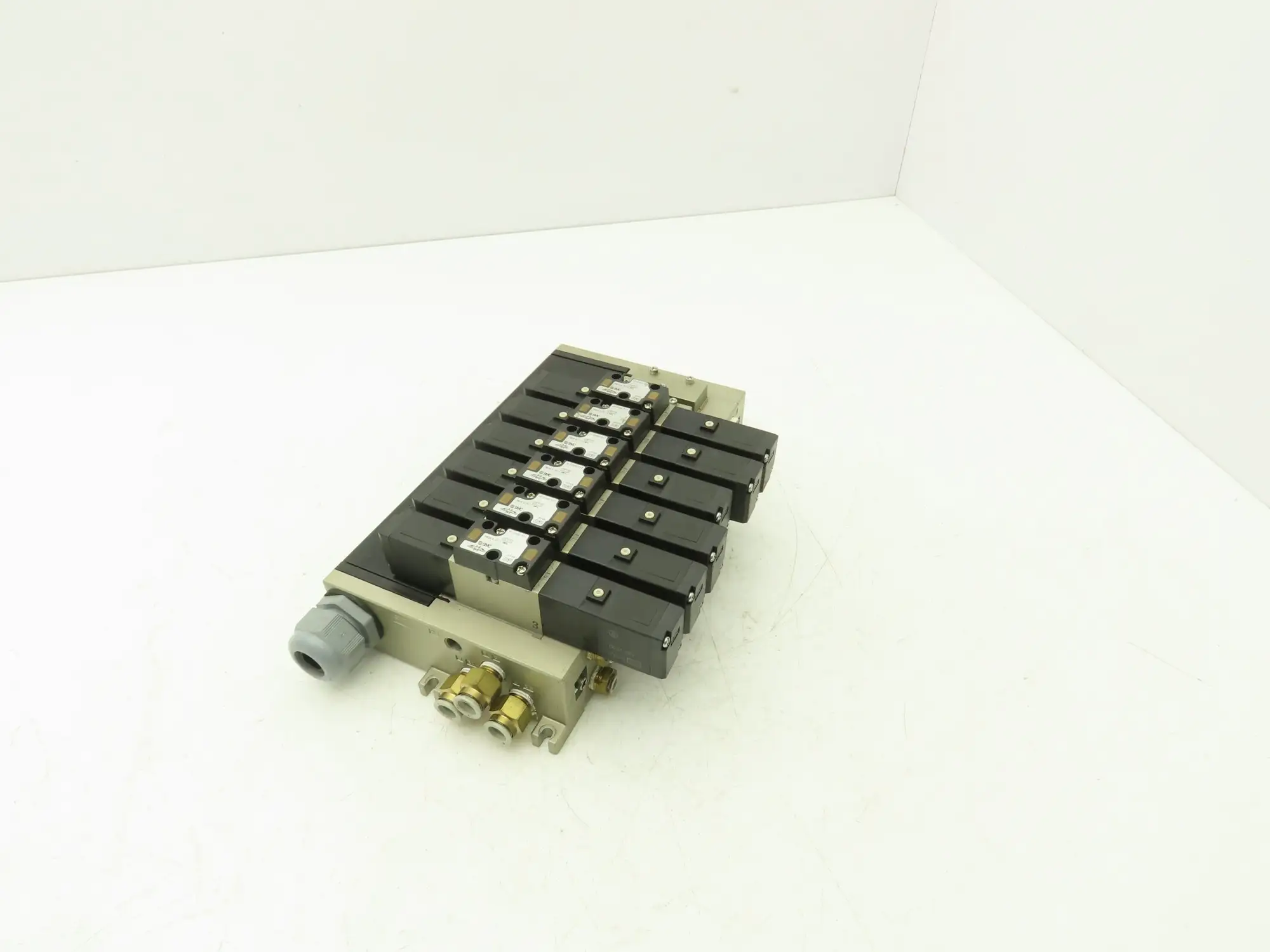 SMC VFS2300-5FZ Pneumatic 8-Station Solenoid Manifold w/6 Valves 24VDC VFS2000