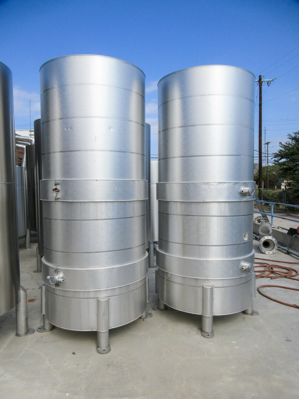 Vertical Tanks ss NEW 550 gallons