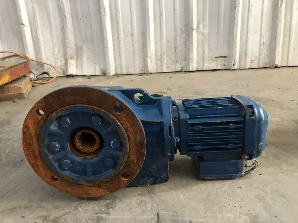 Sew-Eurodrive KAF67DRS71M4 0.75HP Gear Drive/Speed Reducer 12 / 300-1800RPM 3PH