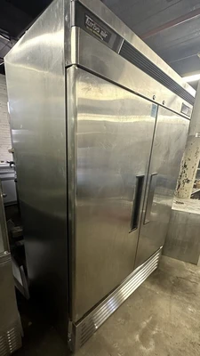 174-0127 Turbo Air TSR-49SD 2-Door Reach In Self Contained Cooler