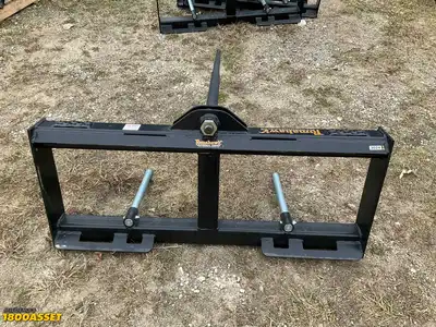 New Tomahawk bale spear skid steer attachment, 45” main spear, 1800lb capacity, skid steer quick...