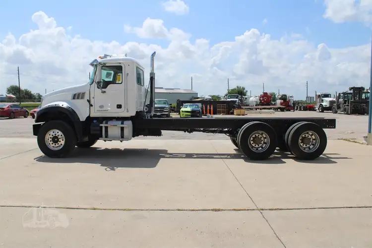 Used 2017 MACK GRANITE GU713 Cab Chassis trucks Texas US | Roll Off Truck World #1491857