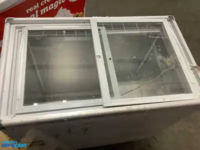 MMI Refrigeration CLR-CSTM-1001 5.5 cu. Ft chest cooler, 30”x32”x19-3/4”