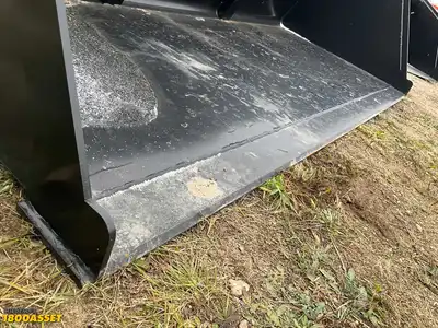 New Tomahawk 90” snow/mulch skid steer bucket, welded on high carbon cutting edge, skid steer...