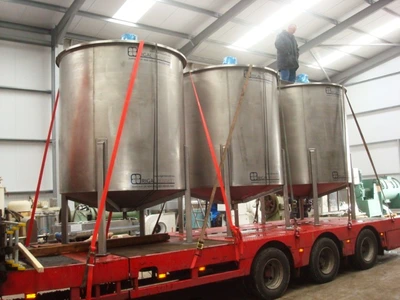 9,000L Stainless Steel Enclosed Tank.
