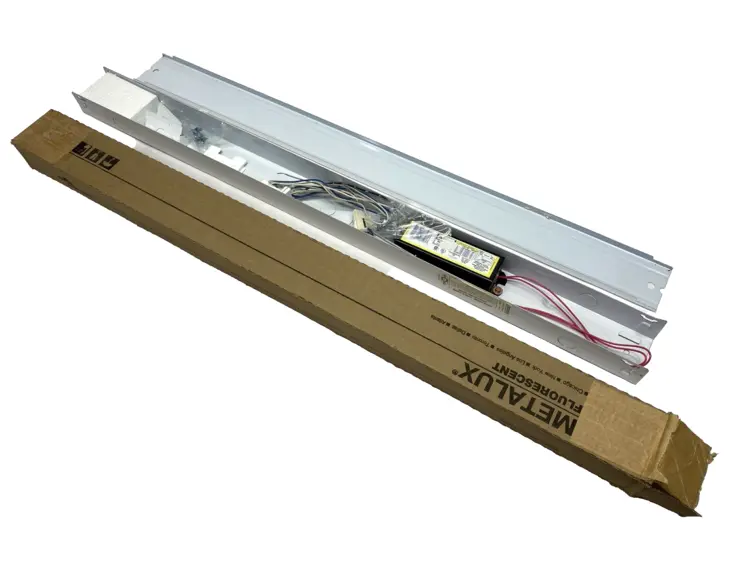 Used COOPER LIGHTING METALUX LIGHT FIXTURE 3' SN-130LRS-120V-U Lighting Michigan US | Maverick Industrial Sales #1092802