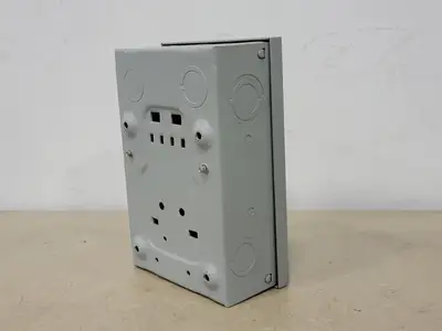 4 x 15 Amp, 1 Pole, 120/240 volts Circuit Breaker w/ Enclosure