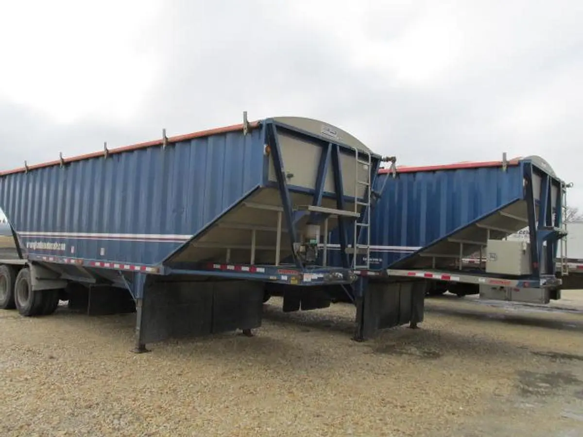 Used 2020 DOEPKER SUPER B GRAIN TRAILERS Grain Hopper Trailers Manitoba CA | Conquest Truck & Auto Sales #1421339