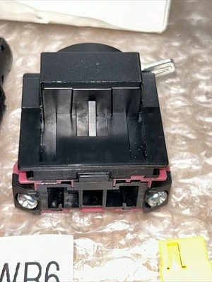 NEW IDEC HW1B-V401-R