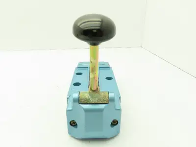 Honeywell Skinner S4LOMCX4 Directional Control Spool Valve 5 Port 3 Pos 1/2"NPT