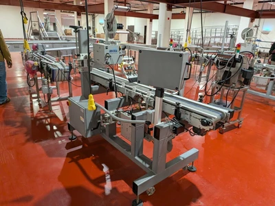 Universal Top and Bottom Label Applicator with Top-and-Bottom Transport Conveyor