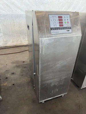 ADVANTAGE ENGINEERING WATER-CIRCULATING TEMPERATURE CONTROL UNIT. STOCK # 1115924