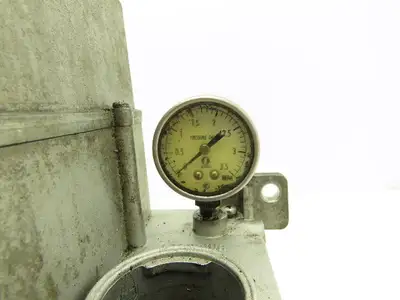 Showa LCB-4111C Lubricator Pump 0.1 L/min  1.2 Mpa 100VAC 2L Tank