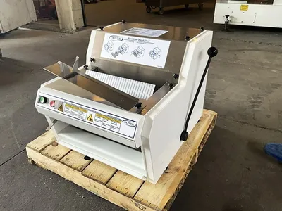 OLIVER 732-N Bread Slicer | Harvest Equipment and Fabrication Inc (4)