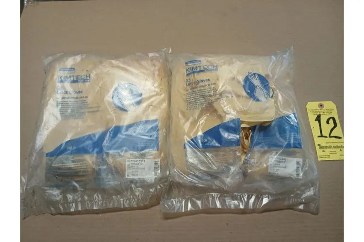 Used _UNKNOWN_ _UNKNOWN_ Apparel, Gloves, Lab Coats Ohio US | Thompson Auctioneers #1547148