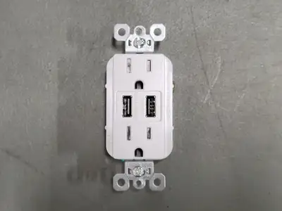 NEW LEGRAND TR5262USB-W