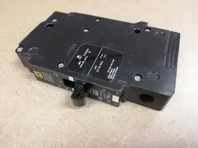 NEW SQUARE D EDB16015
