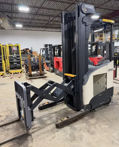 Used 2018 CROWN RD5725-32 Reach Trucks Pennsylvania US | National Lift Equipment #1382121