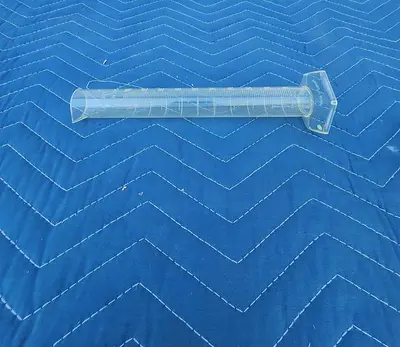 100 mL GRADUATED CYLINDER