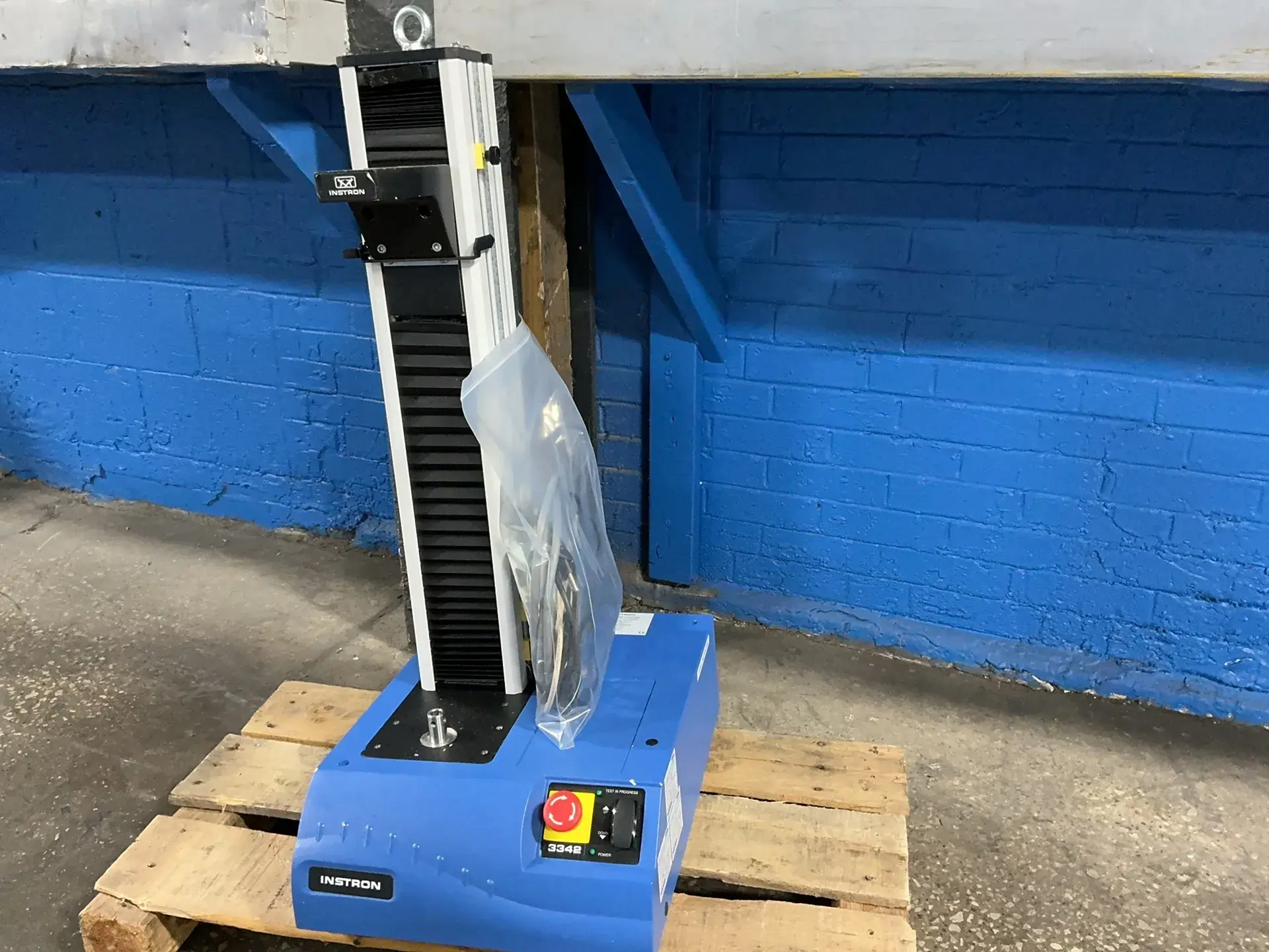Used INSTRON 3342Q 2283 Precision Universal Testing Machines Ohio US | HGR 24 #1280198