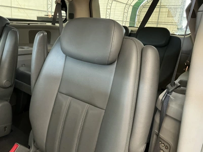 USED 2009 CHRYSLER TOWN AND COUNTRY