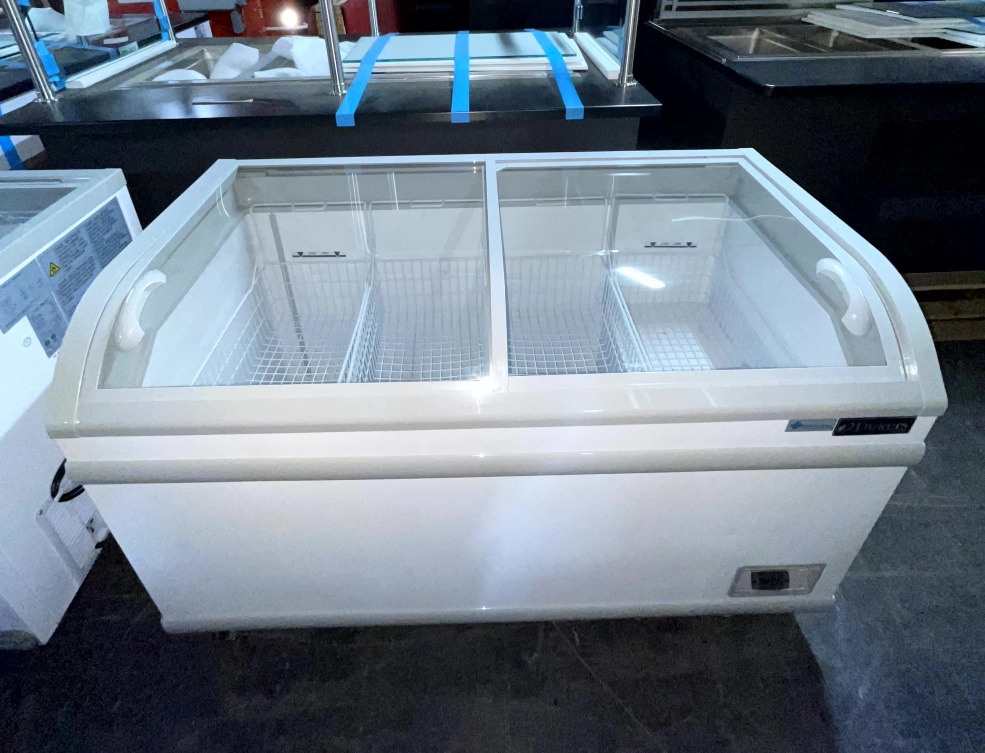 72-0435 Dukers WD-500Y Self Contained Chest Freezer