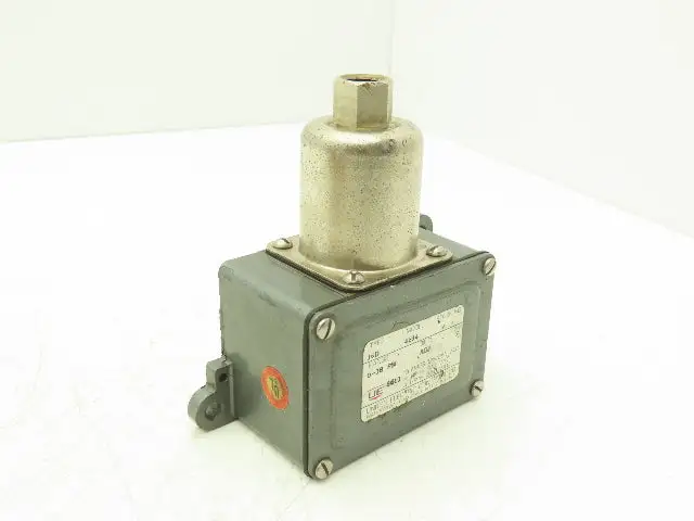 United Electric J6D 4694 Pressure Switch 18PSI 15A 125/250V Lot of 2