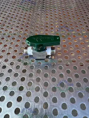 USED LOT OF 2 - SWAGELOK SS-4P4T2 STAINLESS STEEL BALL VALVE W/ 1/4" MNPT FITTING