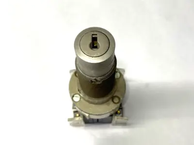 USED ALLEN-BRADLEY HEAVY DUTY KEY OPERATED SELECTOR SWITCH