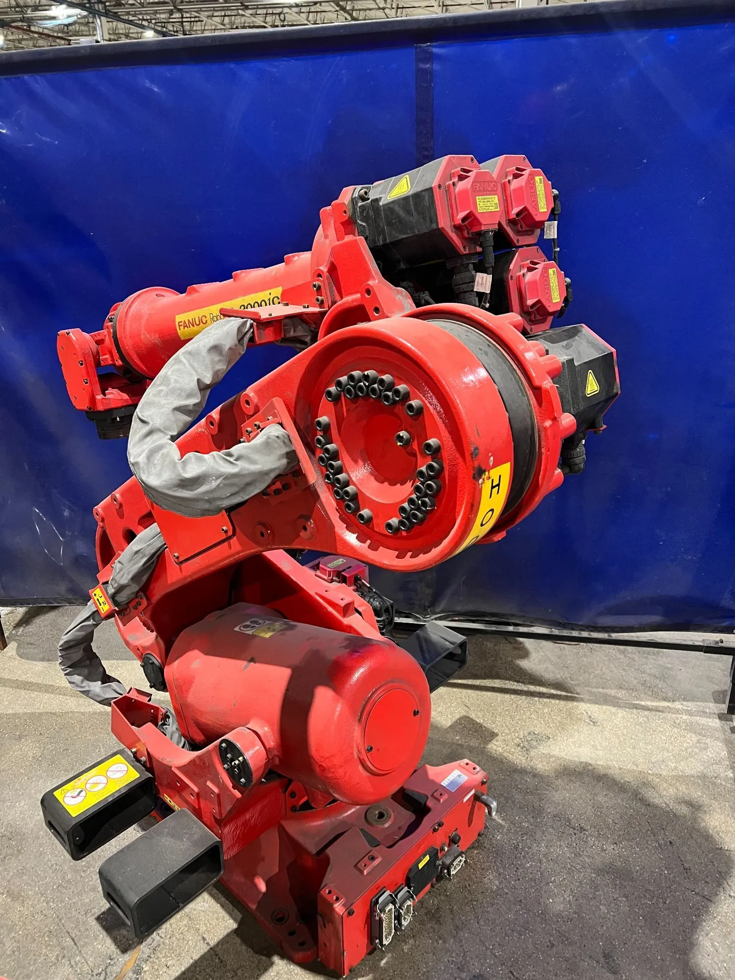 USED 2016 FANUC R-2000IC/210F